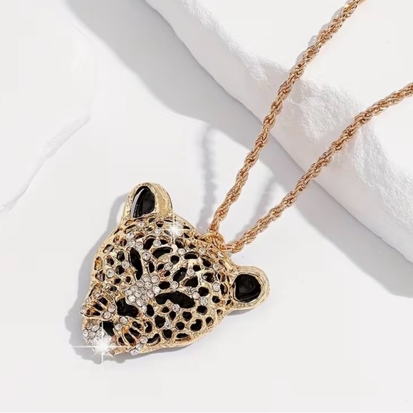 🖤 Betsey Johnson stunning gold & crystal leopard pendant necklace 🖤 - Picture 2 of 4